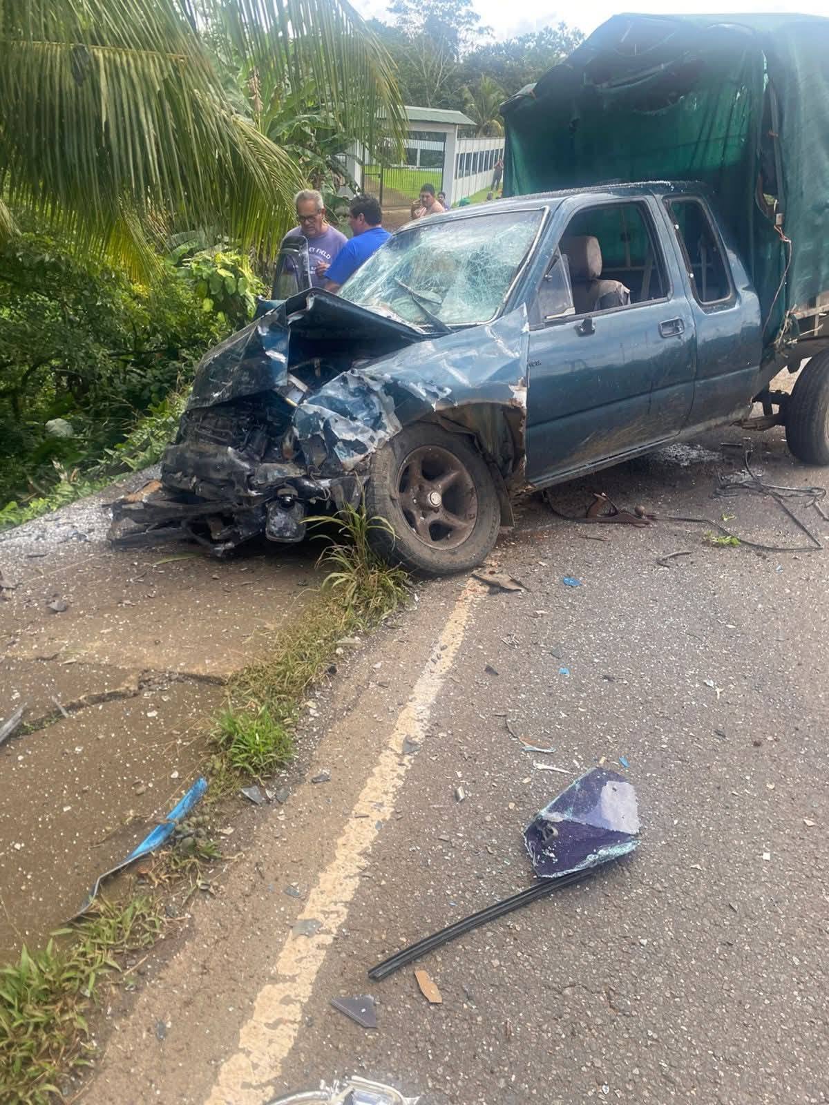 Un aparatoso choque entre dos carros dejó uno de estos partido en pedazos y cobró la vida de una persona. Foto: Tomada de redes sociales