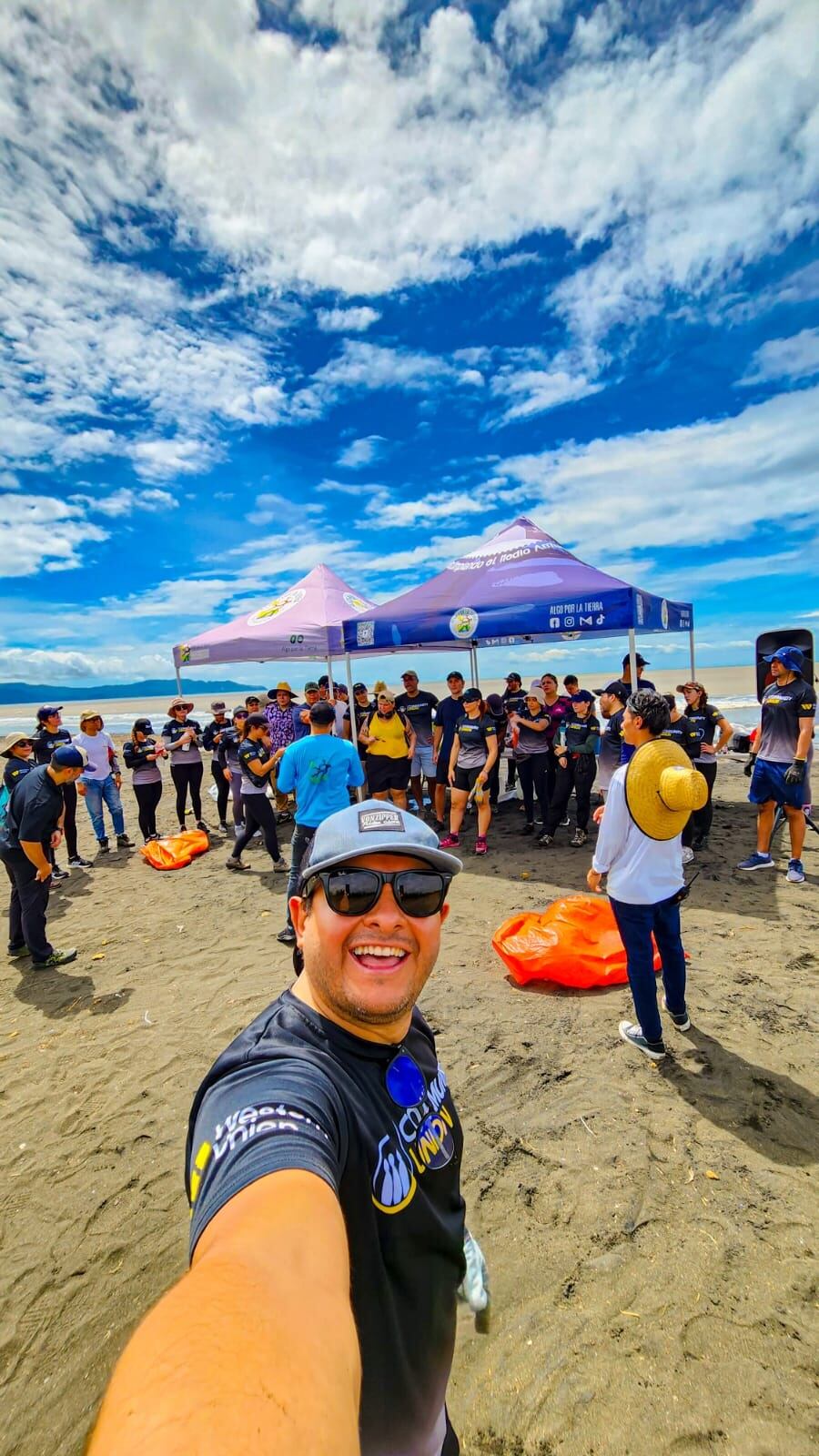 Un vecino de Sabanilla de Montes de Oca, Fabián Leandro Hernández, quien tiene 39 años, es catequista y tiene más de 4 años de ser voluntario para limpiar diferentes playas y ríos del país, regaló el guante que recibió de regalo el papa Francisco este 3 de setiembre del 2024