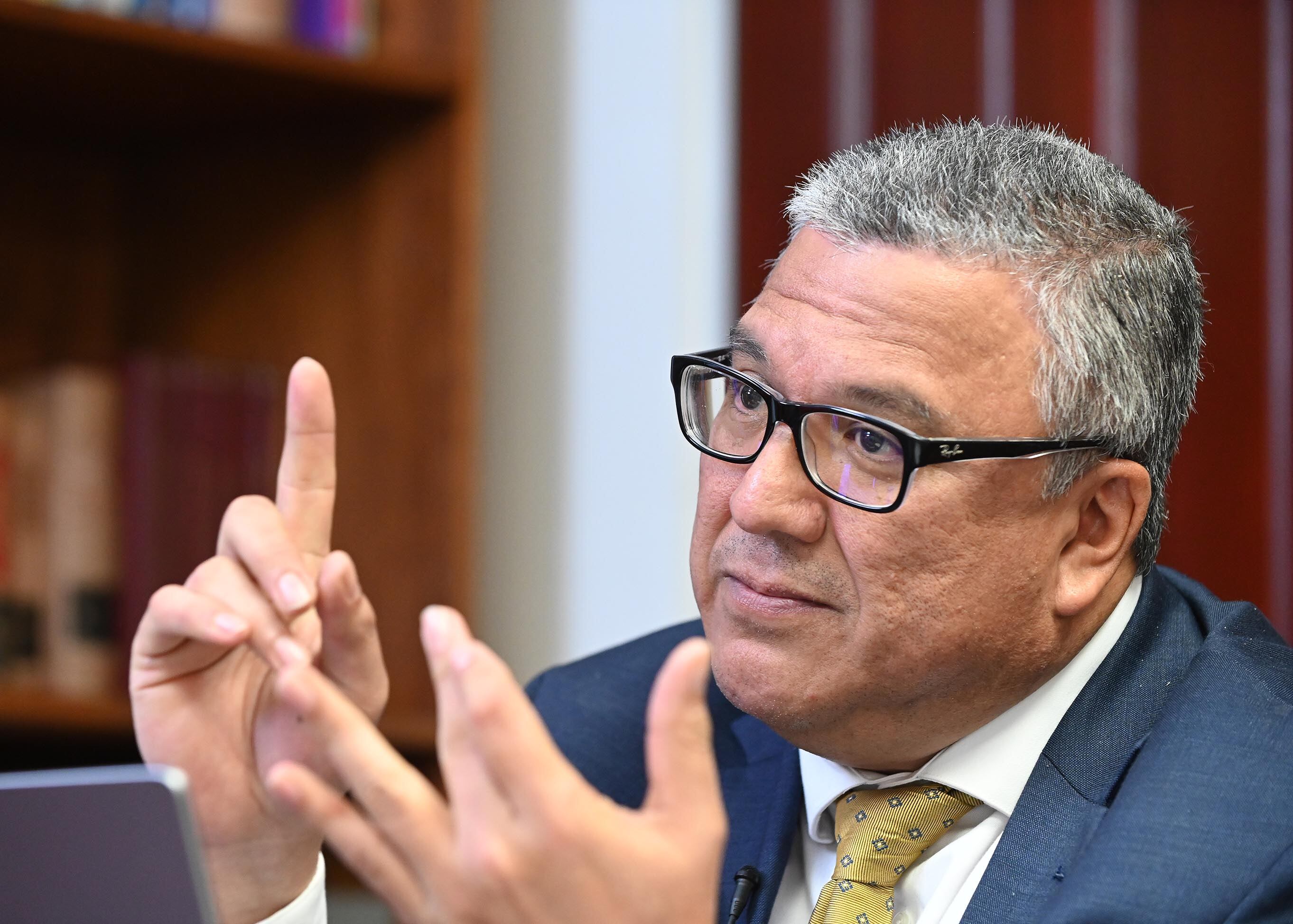09 de junio del 2025. Rectoría de la UCR. 17:00 hrs. Entrevista con el rector de la Universidad de Costa Rica, Carlos Araya Leandro en su despacho. El catedrático fue consultado acerca de la aprobación del nuevo esquema de salarios para puestos de confianza dentro de la institución. En la foto: La entrevista se realizó en la oficina del rector. Foto: Albert Marín .