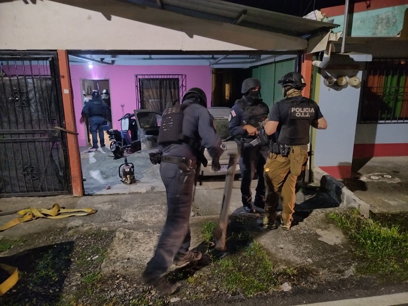 Una triste y desagradable sorpresa se llevaron las autoridades judiciales al encontrar perros y gatos congelados, estos estaban en una de las casas que allanaron en Batán de Matina, Limón por el triple homicidio que ocurrió en esta zona. Foto: MSP