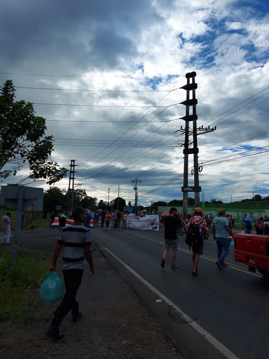 En la madrugada de este sábado, la Fuerza Pública logró abrir el paso de vehículos en algunos puntos como Aguas Zarcas de San Carlos, sin embargo, los esfuerzos cobraron factura alta.