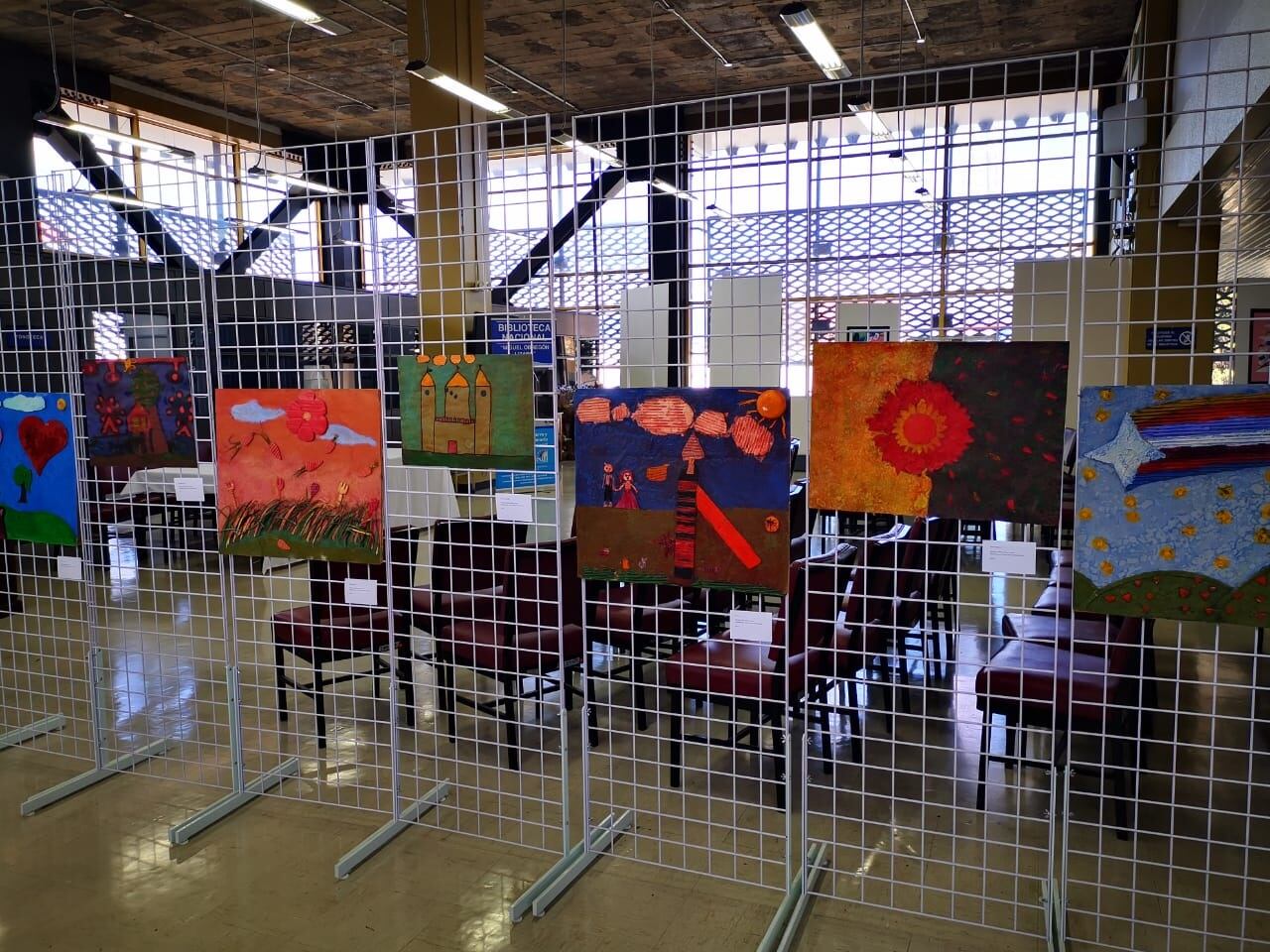 Exposición de dibujos y fotografías de paz de niños y jóvenes de la Carpio.