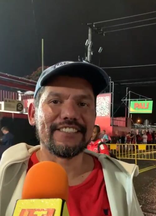Jeffrey Hernández es aficionado al Saprissa y se fue al Morera Soto para apoyar a Alajuelense. Captura de video.