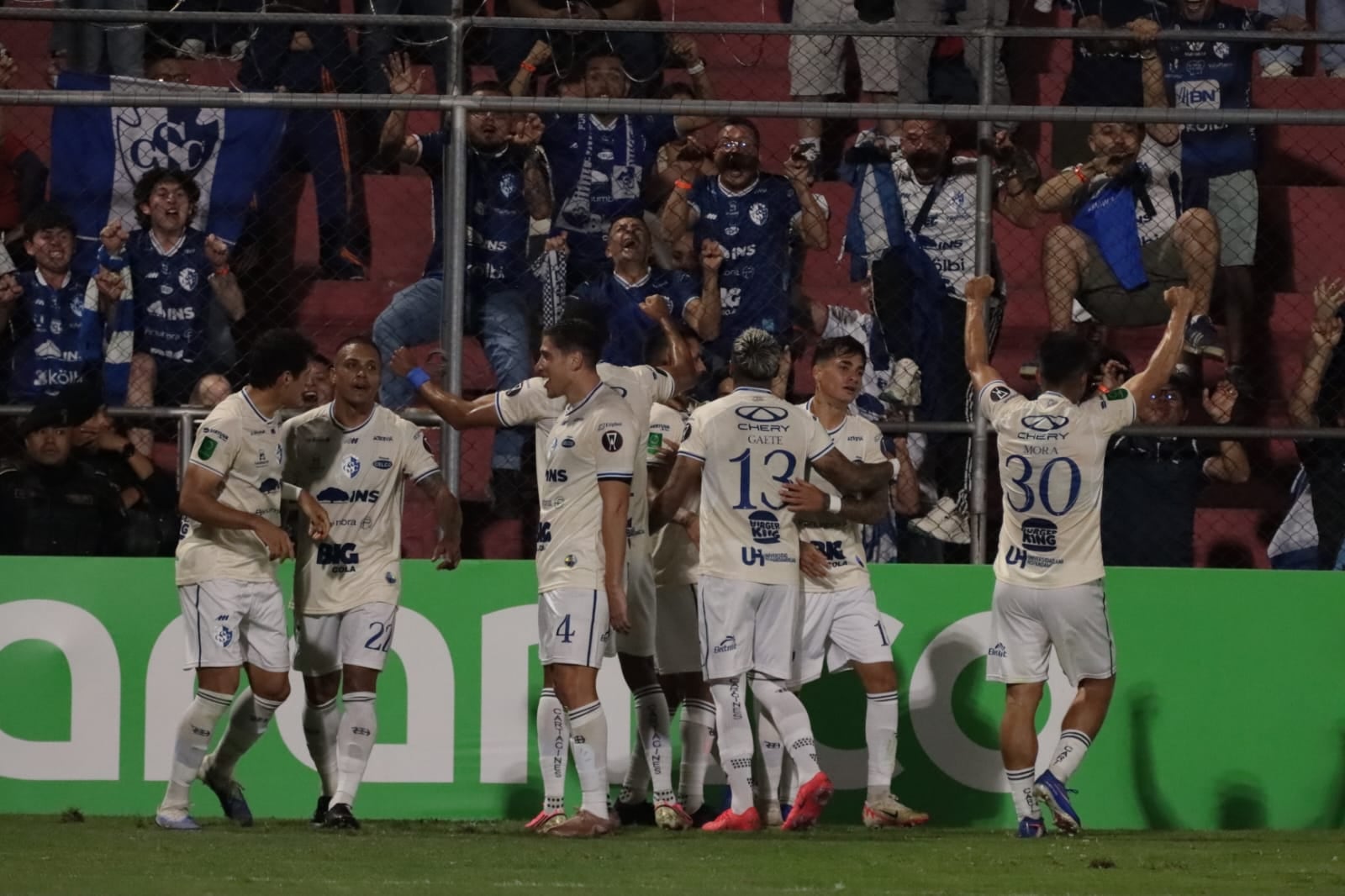 Cartaginés celebra su anotación ante Municipal en el Estadio 'El Trebol', en la Copa Centroamericana de Concacaf.