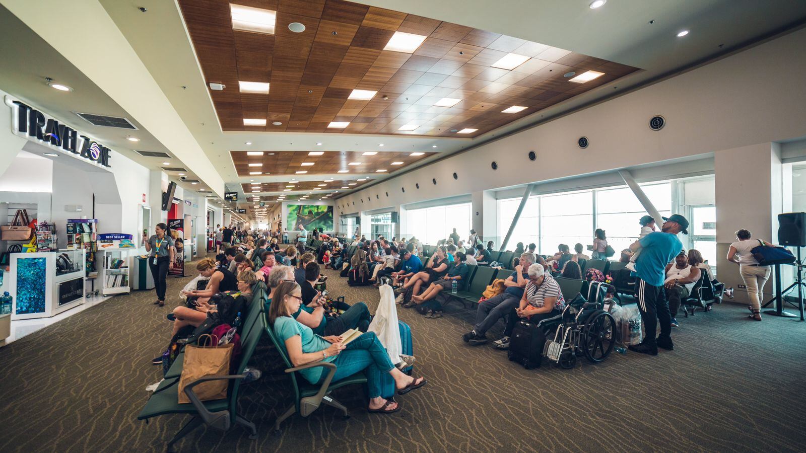 Sala de espera de Guanacaste Aeropuerto llena de pasajeros, destacando el flujo turístico en Costa Rica.