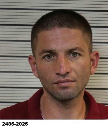 El hombre es buscado por la Sección de Robos del OIJ.