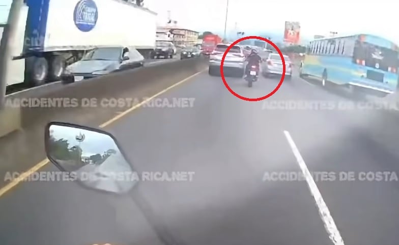 El motociclista grabó el momento exacto en el que ocurrió el horrible accidente.