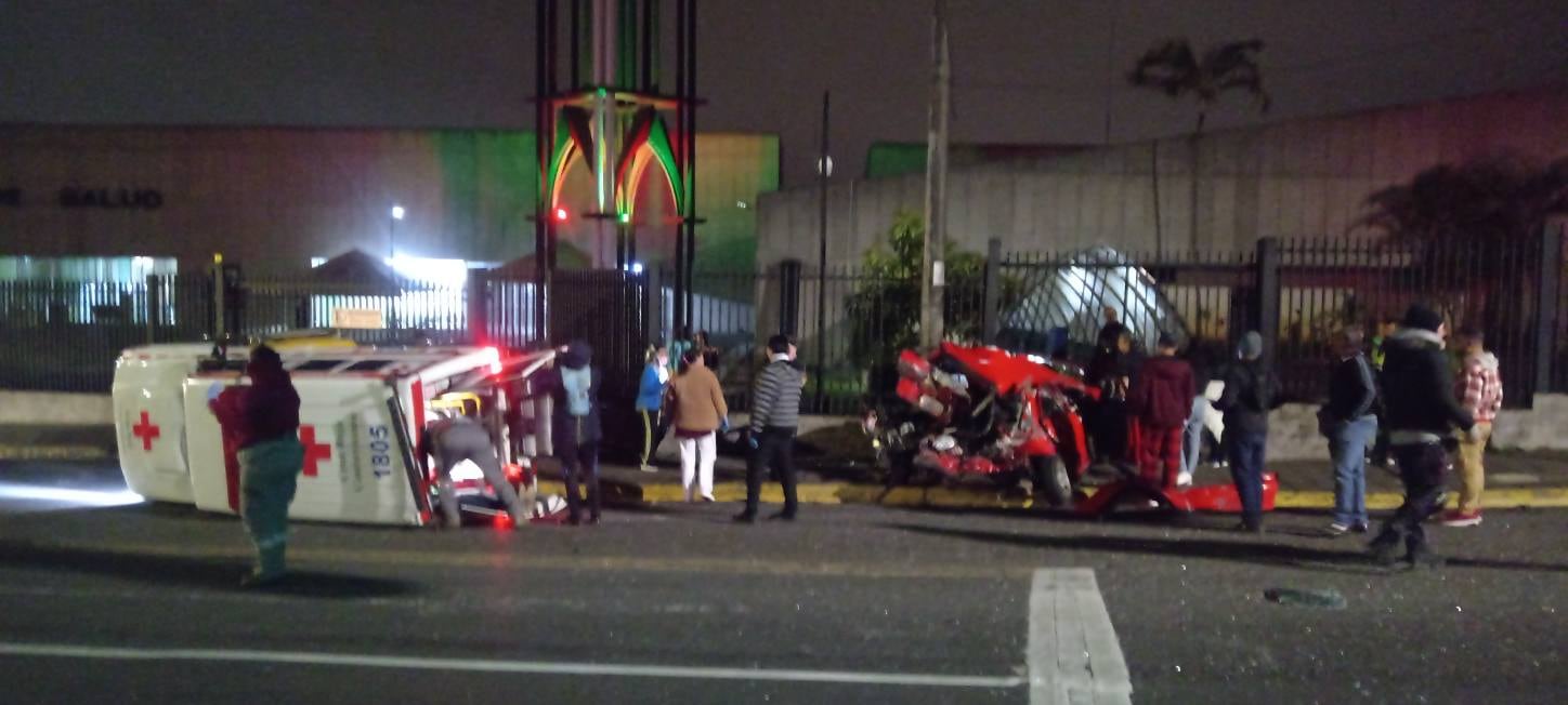 Choque involucra a ambulancia frente a la Clínica de Coronado, en San José. Foto: Coronadeños