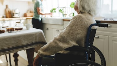 El peligro silencioso que acecha a nuestros abuelitos: ¿Por qué dejan de sentir sed?