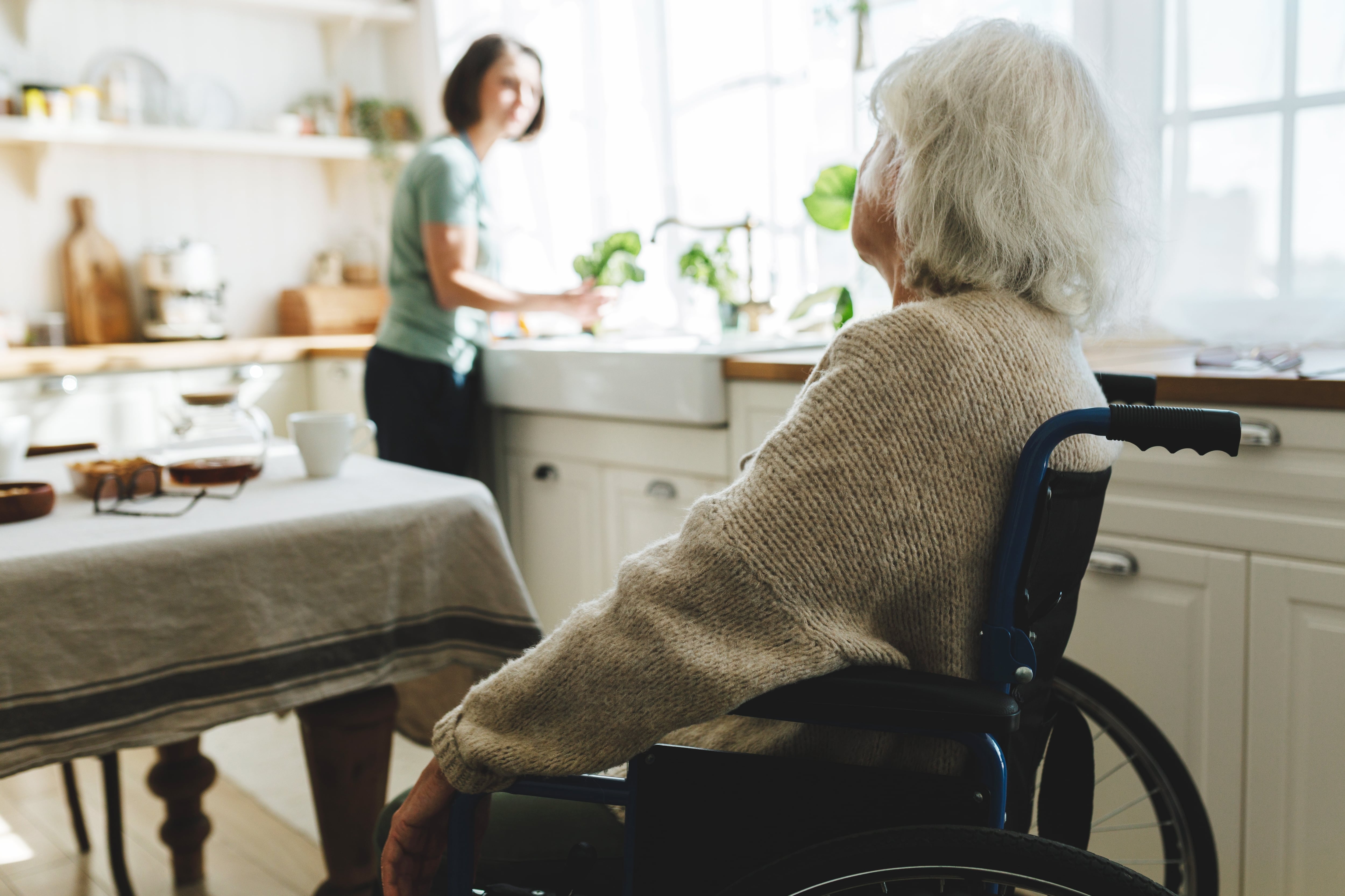 Labores de cuido de adultos mayores, mujeres cuidan a familiares, valor social del cuido, cuidadores, cuidadoras