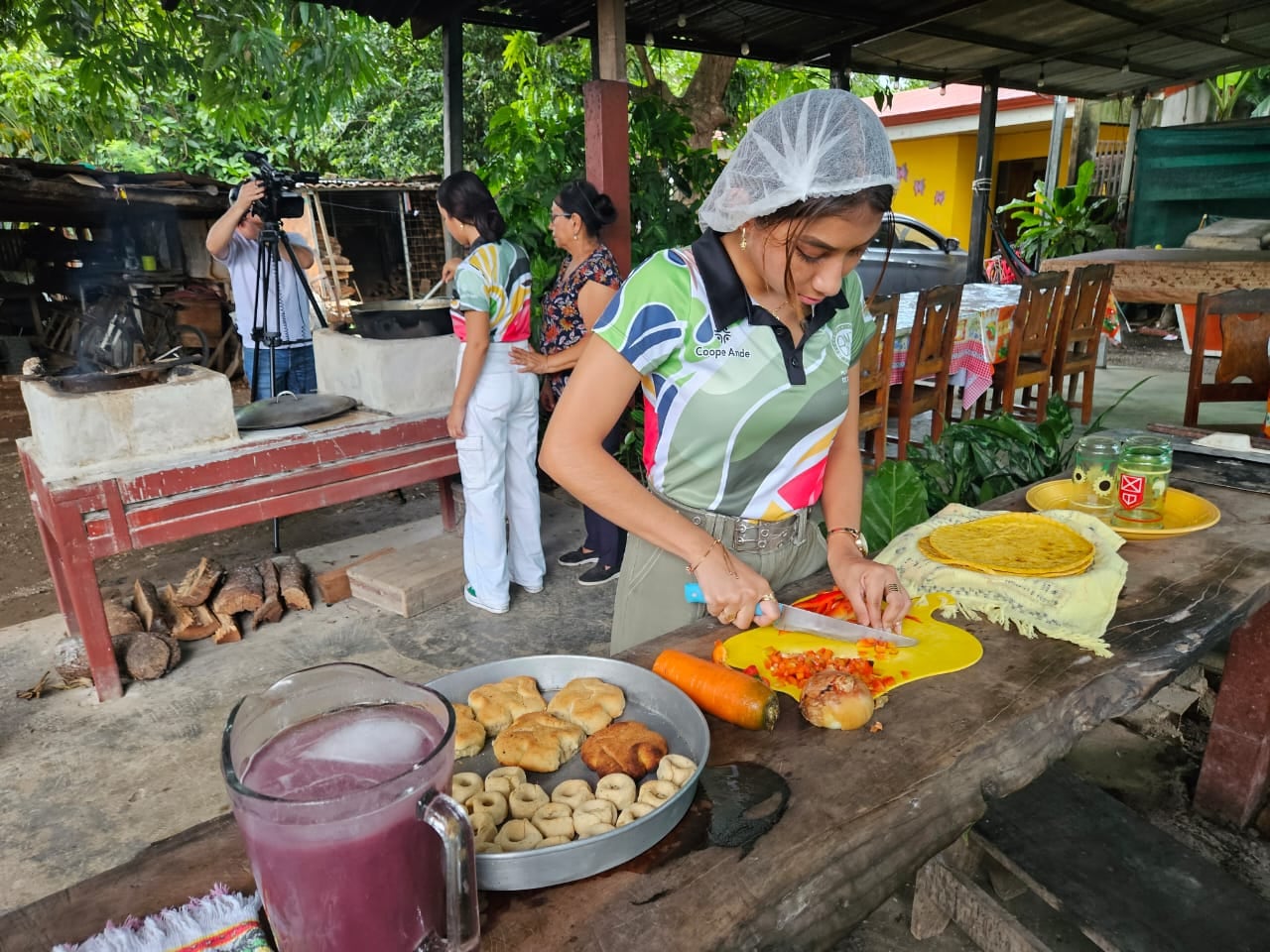 Sofía (19 años) e Indira (22 años) Leal Mora viven en barrio Panamá, en Santa Cruz de Guanacaste. Ambas están en la sección de vientos de la Banda de Zarcero, Sofía toca la flauta transversal e Indira el saxofón alto.