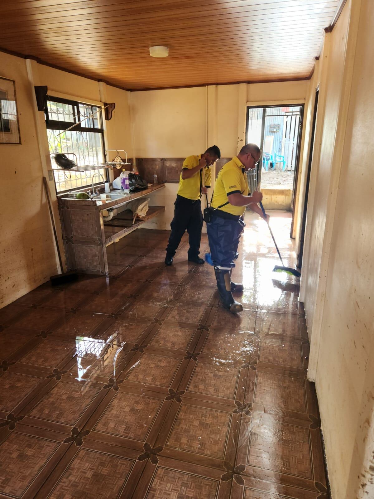 La casa de una familia de adultos mayores de apellidos Cerdas Cordero vecinos de Tobosi de Cartago es parte de las afectadas por las inundaciones de la tarde de este lunes 6 de noviembre, los Bomberos de Cartago les limpió la casa. Foto: Alonso Tenorio