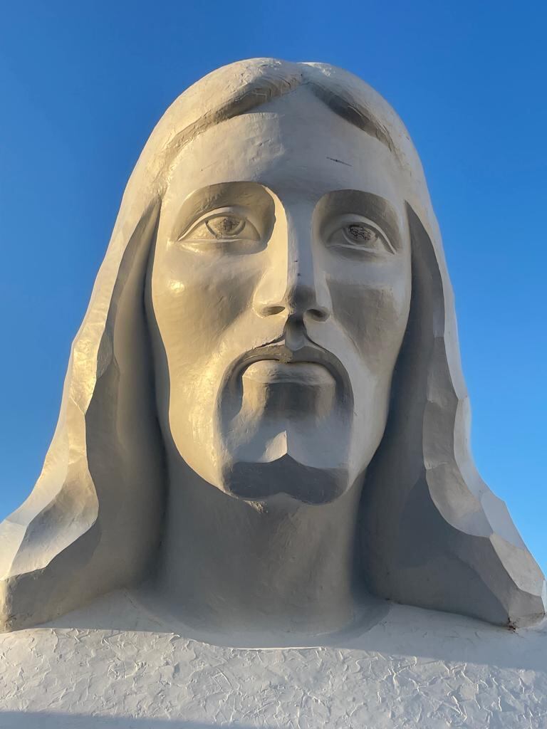 El Cristo Redentor de la Gran Nicoya por fin es una realidad que se puede ver y tocar porque esta a pocas horas de que se terminen de acomodar una sobre otra las 4 piezas que conforman la escultura de 15 metros de alto sobre el cerro La Cruz en Nicoya, Guanacaste