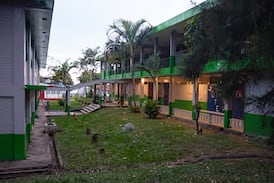Docentes de colegio nocturno realizan paro de labores por falta de pago completo de sus salarios