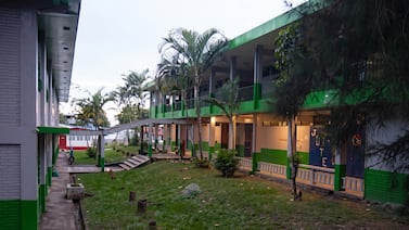 Docentes de colegio nocturno realizan paro de labores por falta de pago completo de sus salarios