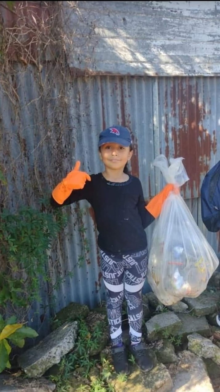 En el barrio Jesús de Santa Bárbara de Heredia todavía hay vacas pastando y aire limpio. Allí vive Jade Fernández Caicedo, una niña de apenas 9 años que logró cargar un celular con la energía de las plantas