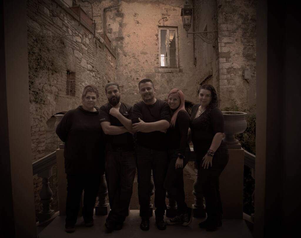 Cinco trabajadores del canal estadounidense Discovery Channel se vinieron a Costa Rica para hace un primer programa sobre una serie de terror, se fueron a grabar a un edificio abandonado del país y qué va, terminaron con la peluca parada. En la foto, de izquierda derecha, Vanessa Alvarado, Francisco Chavarría, Israel Barrantes, Carolina Ocampo y Mónica Camacho