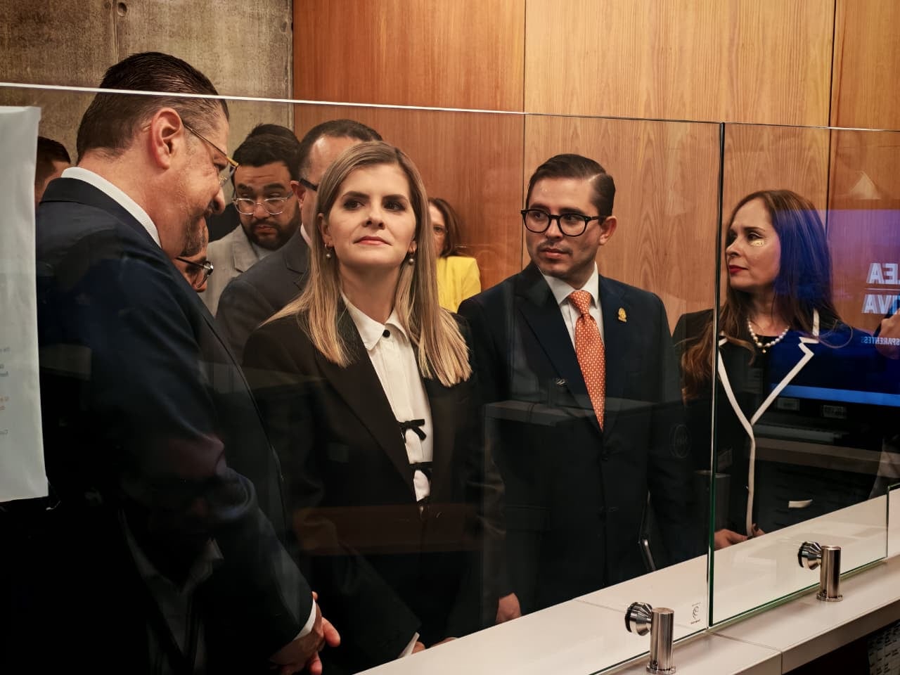 Laura Fernández presenta proyectos de ley a la Asamblea Legislativa