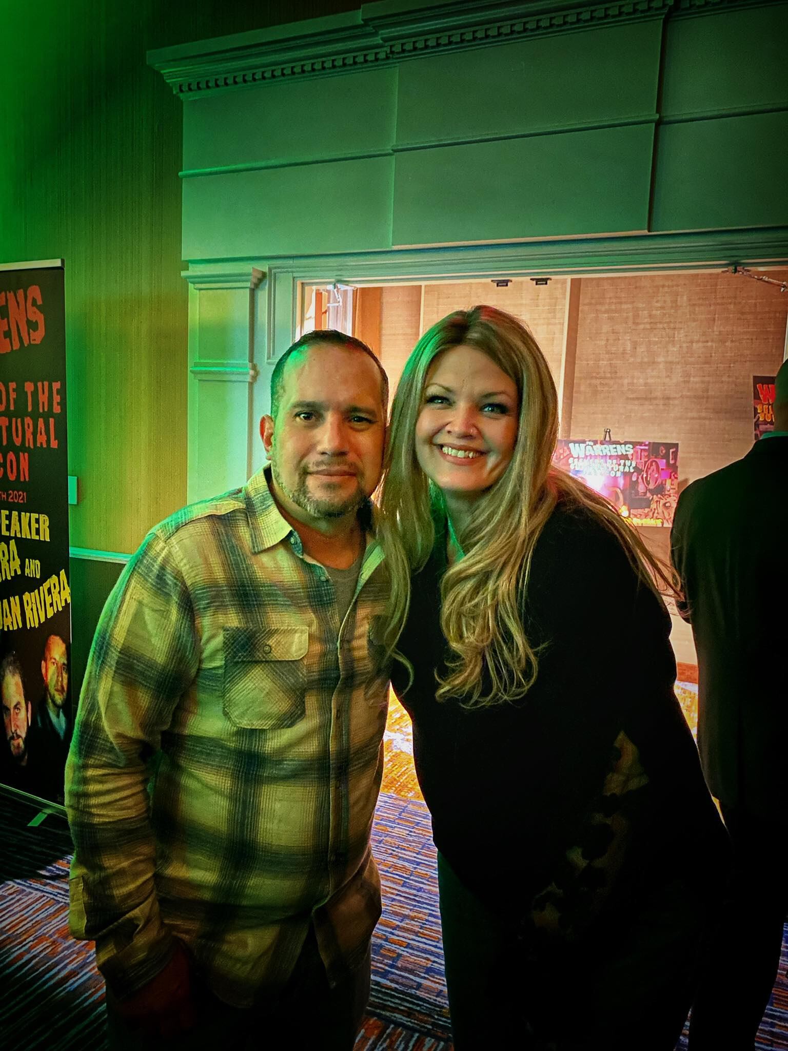 Gracias a los amigos de Investigación ParanormalCR, logramos establecer contacto hasta Estados Unidos con una experta en demonios que hace giras con la muñeca maldita Annabelle. El investigador paranormal tico, Israel Barrantes, ubicó a la demonóloga y nos ayudó con las preguntas. En la foto con el cuidador de Annabelle, Dan Rivera, quien falleció extrañamente.