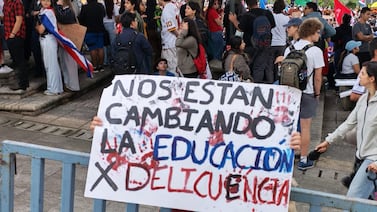 Universitarios abarrotan la plaza de la Democracia en manifestación para defender el FEES