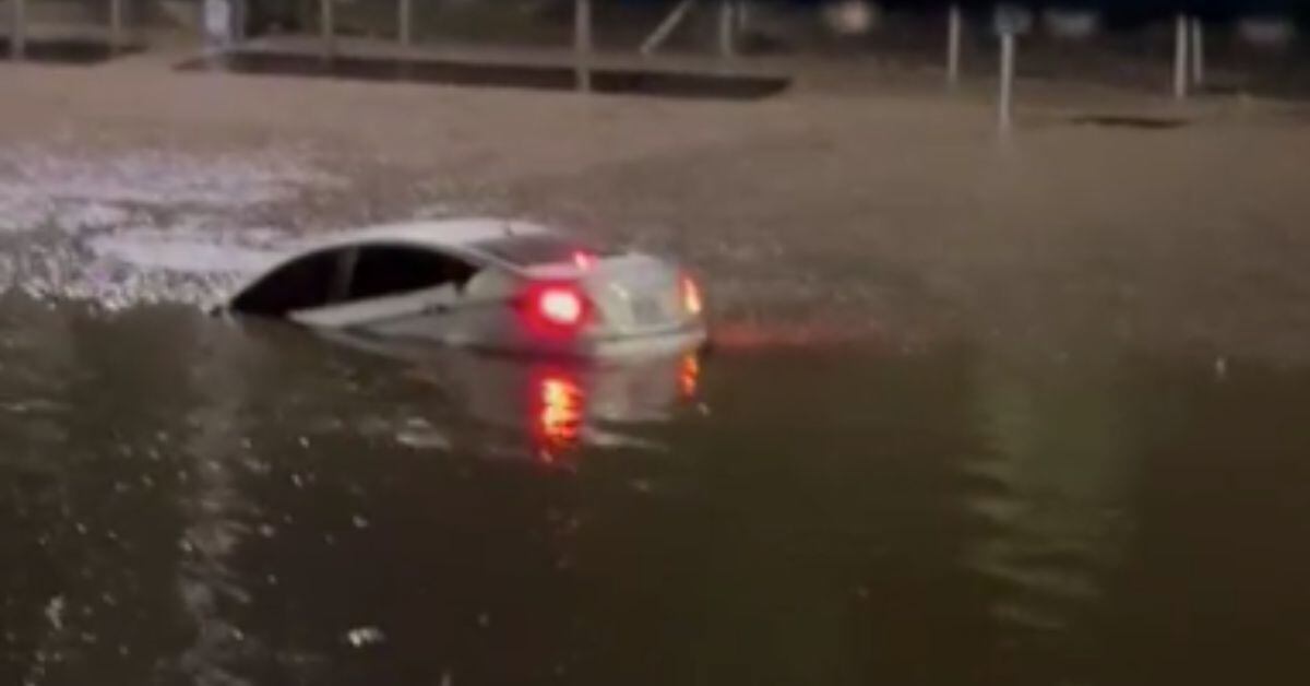 Los conductores tuvieron que abandonar sus vehículos para no quedar atrapados. (Foto tomada de un video en redes sociales)
