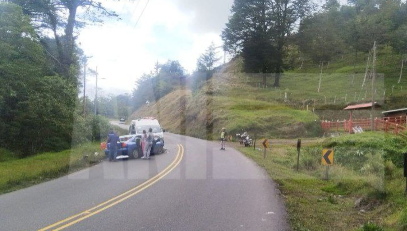 El carro y la ambulancia de la Caja chocaron de frente. Foto ANI.