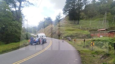 Paramédicos dan maniobras a bebé en paro tras violento choque entre carro y ambulancia