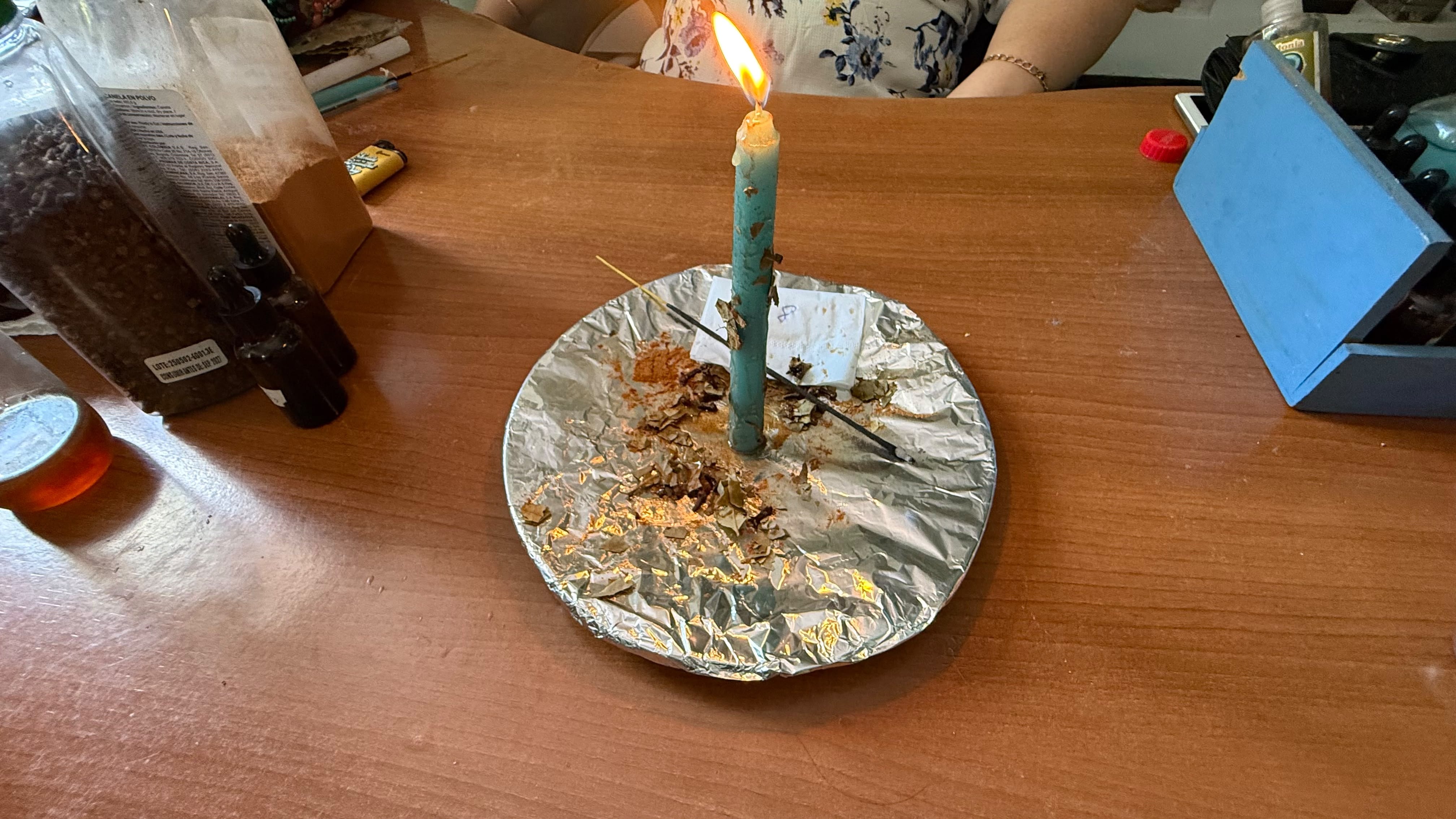 Las brujas Mitzhi Bonilla, conocida como Tarot y Yuli Cortés, conocida como Yuli Vidente, explican cómo utilizar una vela para manifestar abundancia, buena suerte y prosperidad este 31 de octubre