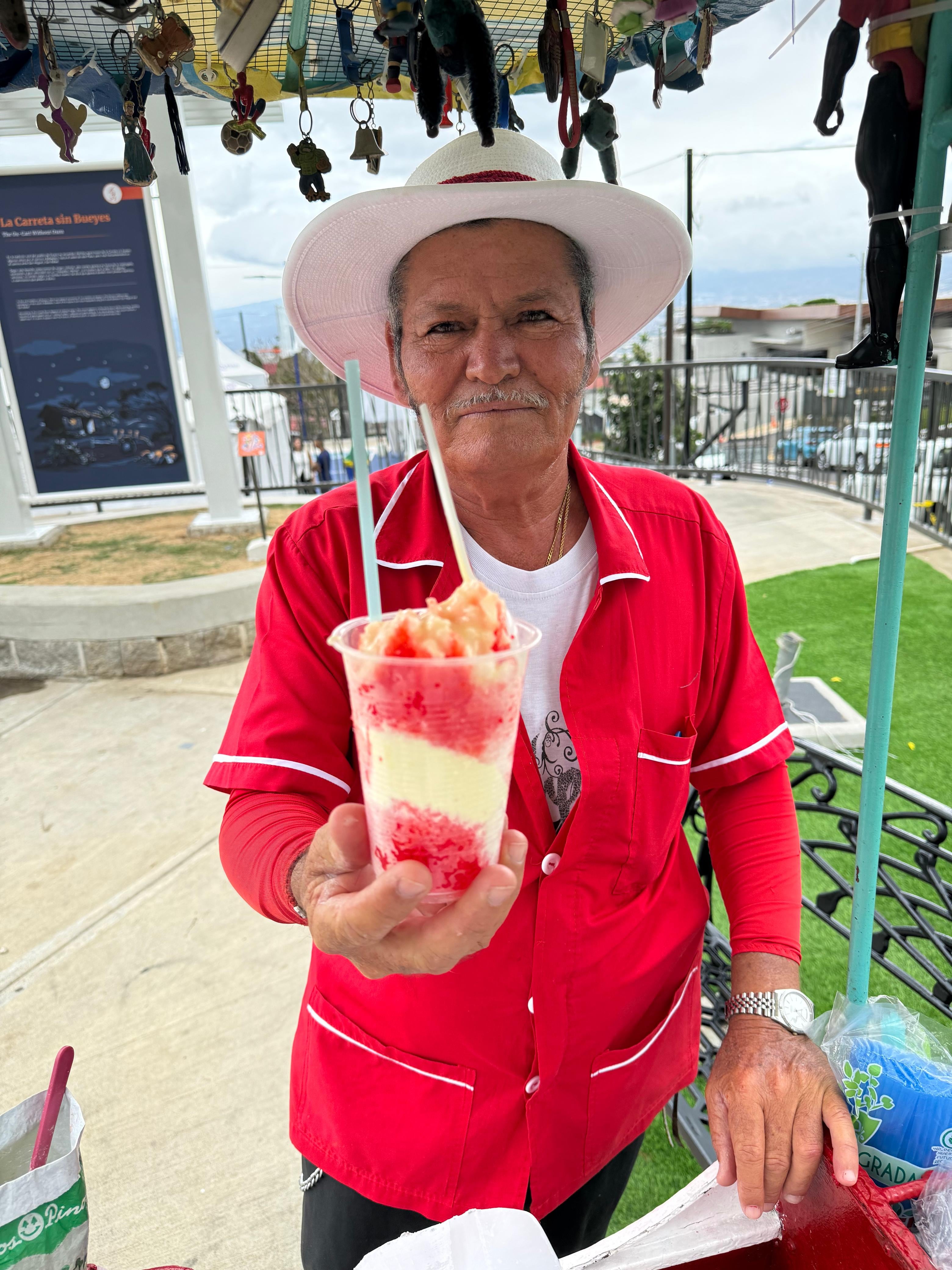 Don José Luis Umaña Chávez, un hombre de 65 años de edad, es el copero de oro de San Antonio de Escazú que tiene 49 años endulzando la vida con trabajo y puro corazón