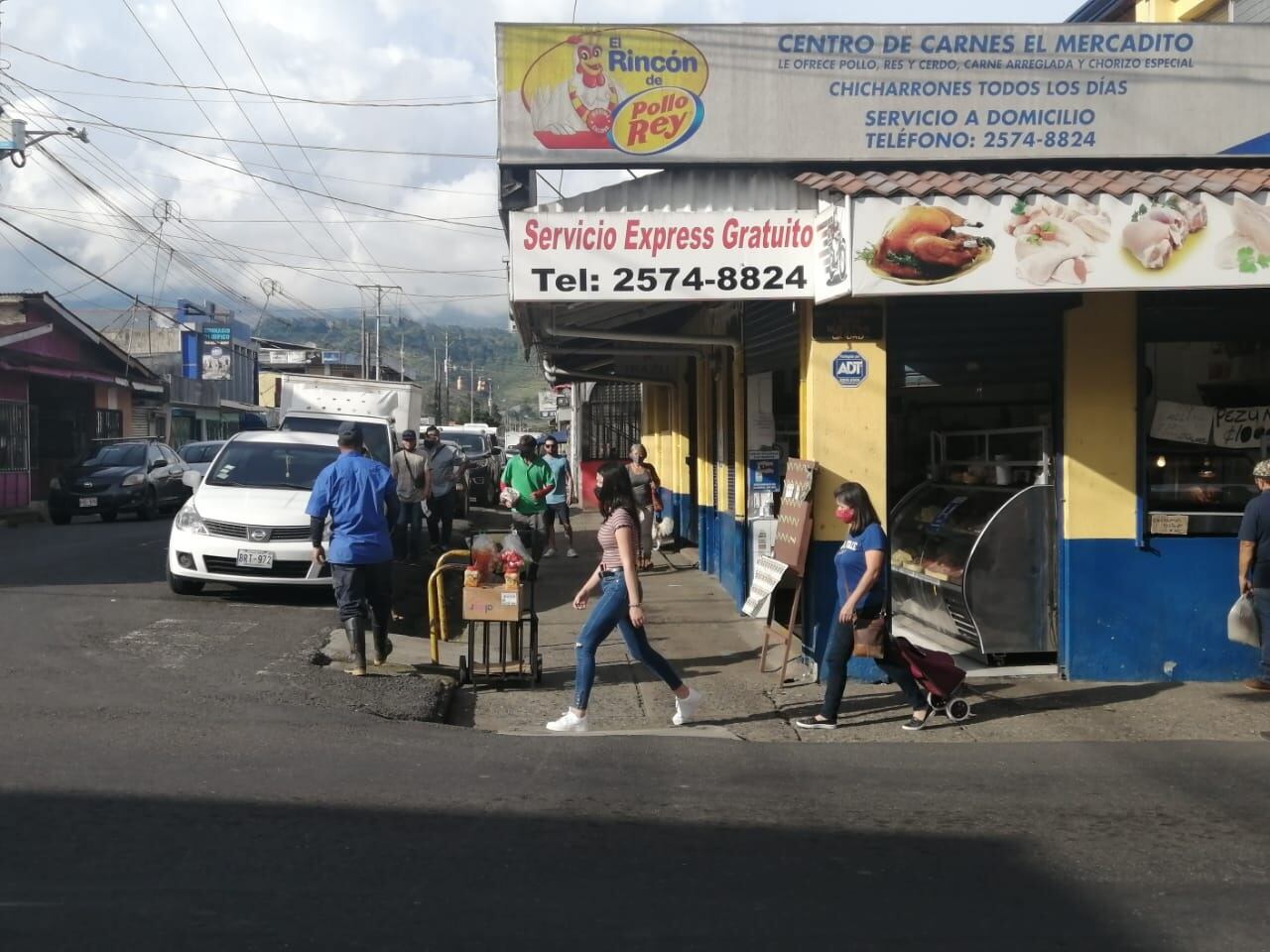 Autoridades investigan muerte de indigente que habría sido empujado por carnicero en Cartago. Foto Keyna Calderón.