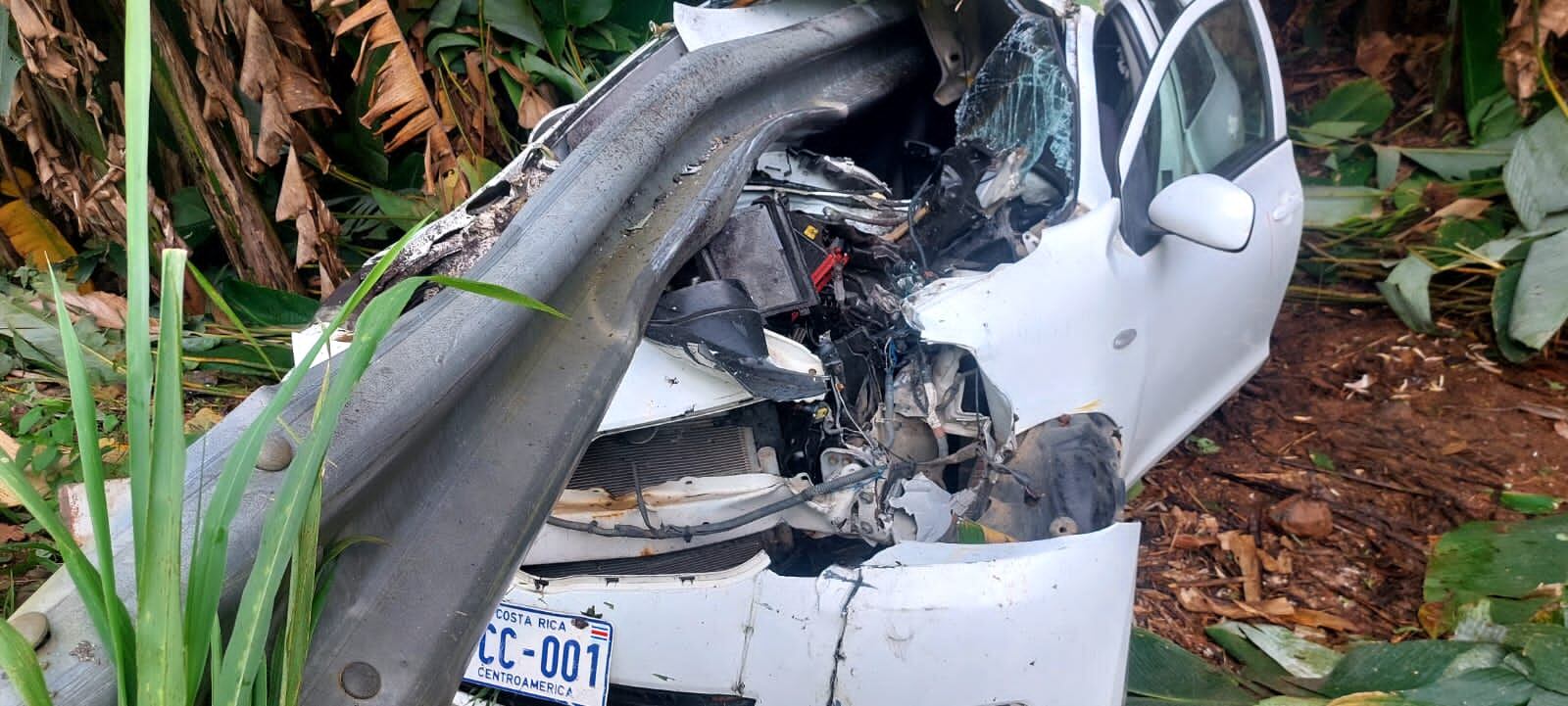 Un mujer cuya identidad no trascendió, pero es de aproximadamente 42 años, está viva de milagro luego de tener un aparatoso accidente en carretera en playa Ballena de Uvita, Osa. Foto: Cortesía para LT