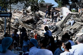 Conmovedor video muestra el rescate de una madre y su bebé entre los escombros tras terremoto en Colombia