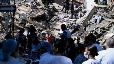 Conmovedor video muestra el rescate de una madre y su bebé entre los escombros tras terremoto en Colombia
