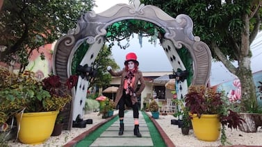 Alicia tiene su rincón en Grecia para tomar café y contar más aventuras en el país de las Maravillas