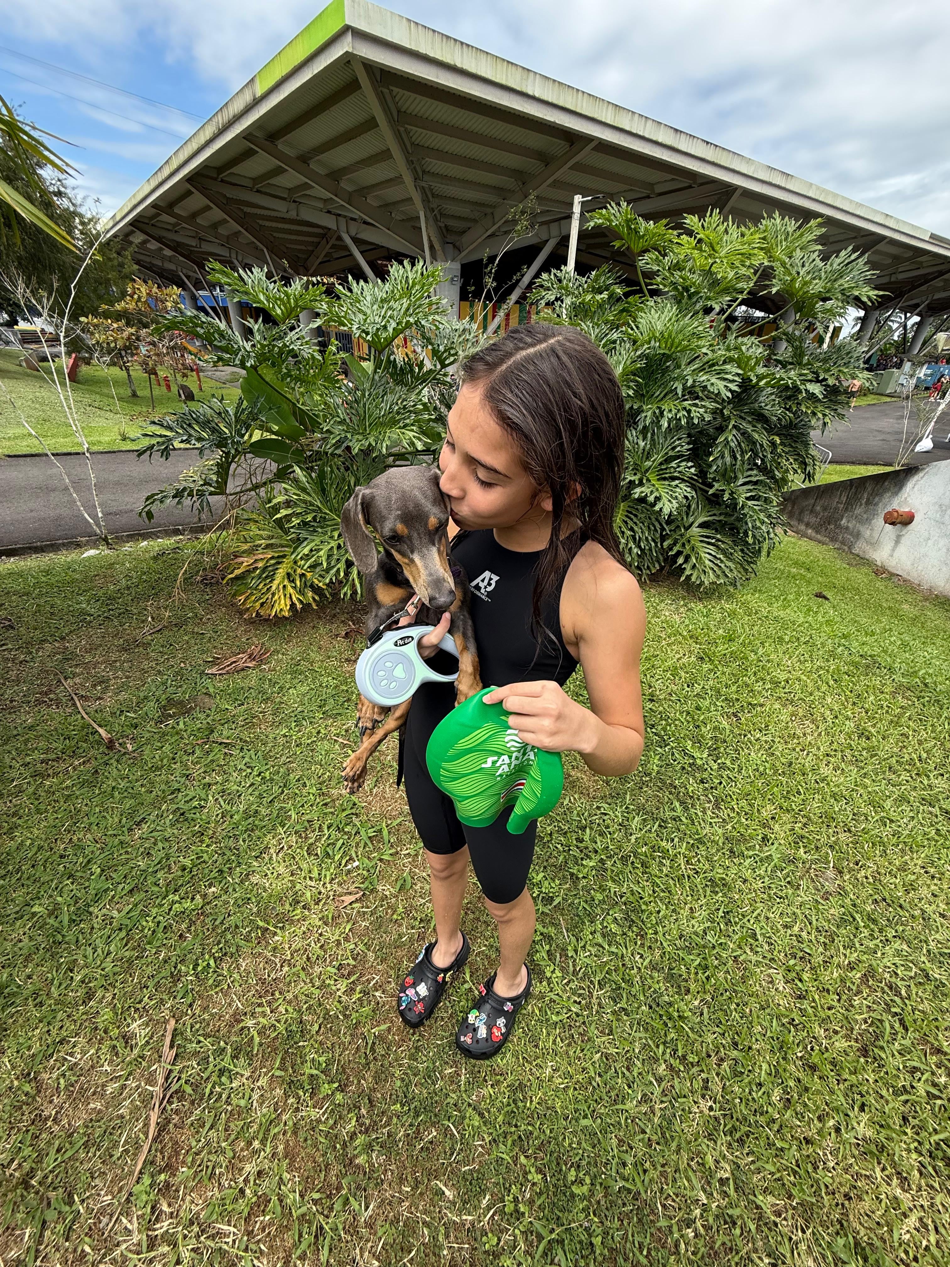 Una perrita chihuahua llamada Bonny tuvo que ser llevada de urgencia a los Juegos Deportivos Nacionales Limón 2026 porque su mamá humana, la nadadora de Santa Ana, Narveish Novoa Madrigal, no aguantó ni un día sin al menos verla unos minutos.