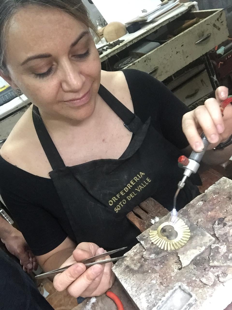 Fernando Soto Coto es el único Joyero de la Virgen de la familia Del Valle que queda con vida y la crisis por la pandemia lo golpeó duro hasta que se puso a hacer virgencitas. En la foto, doña Ingrid Umaña Rojas, la esposa de don Fernando quien también le hace a la joyería.