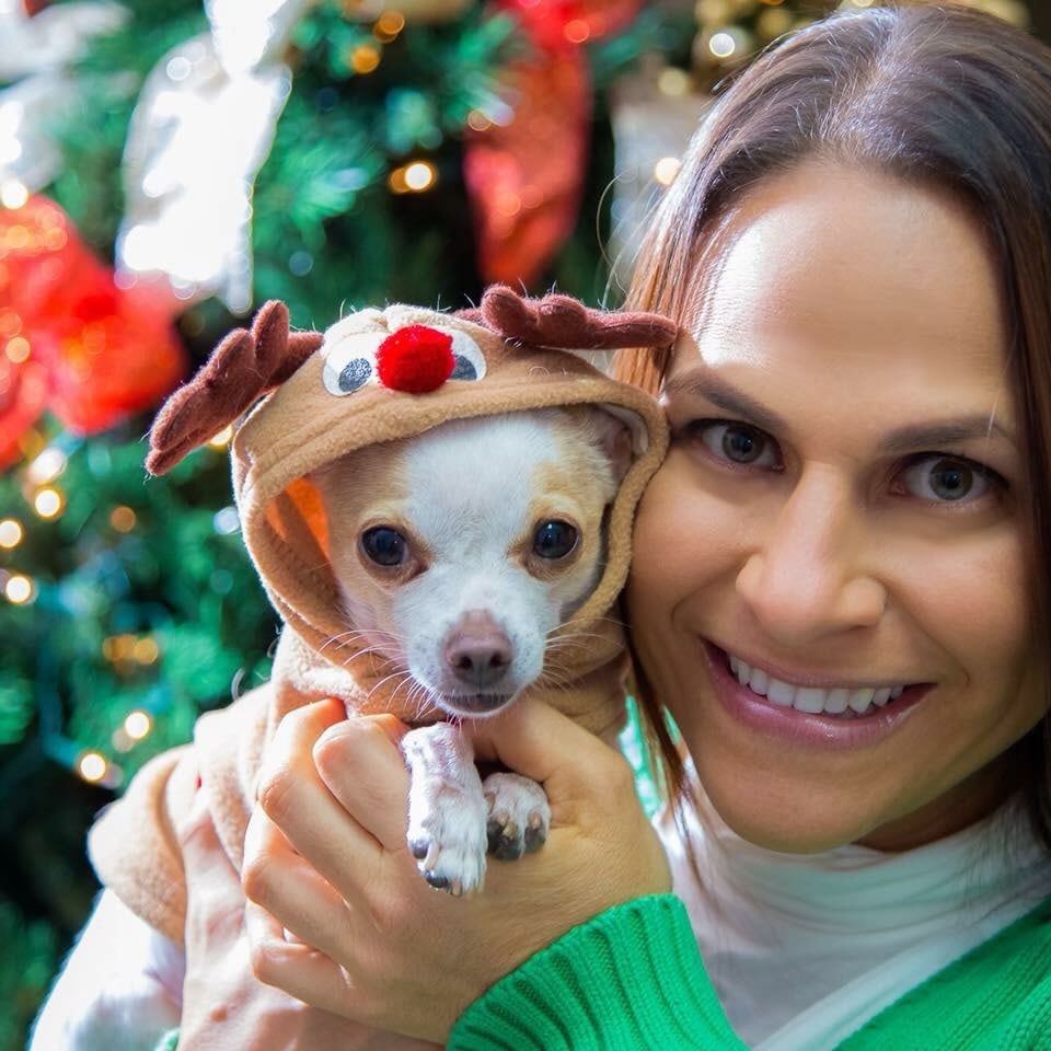 Sandra Carvajal, vestuarista de Teletica, y su perro Gianni.