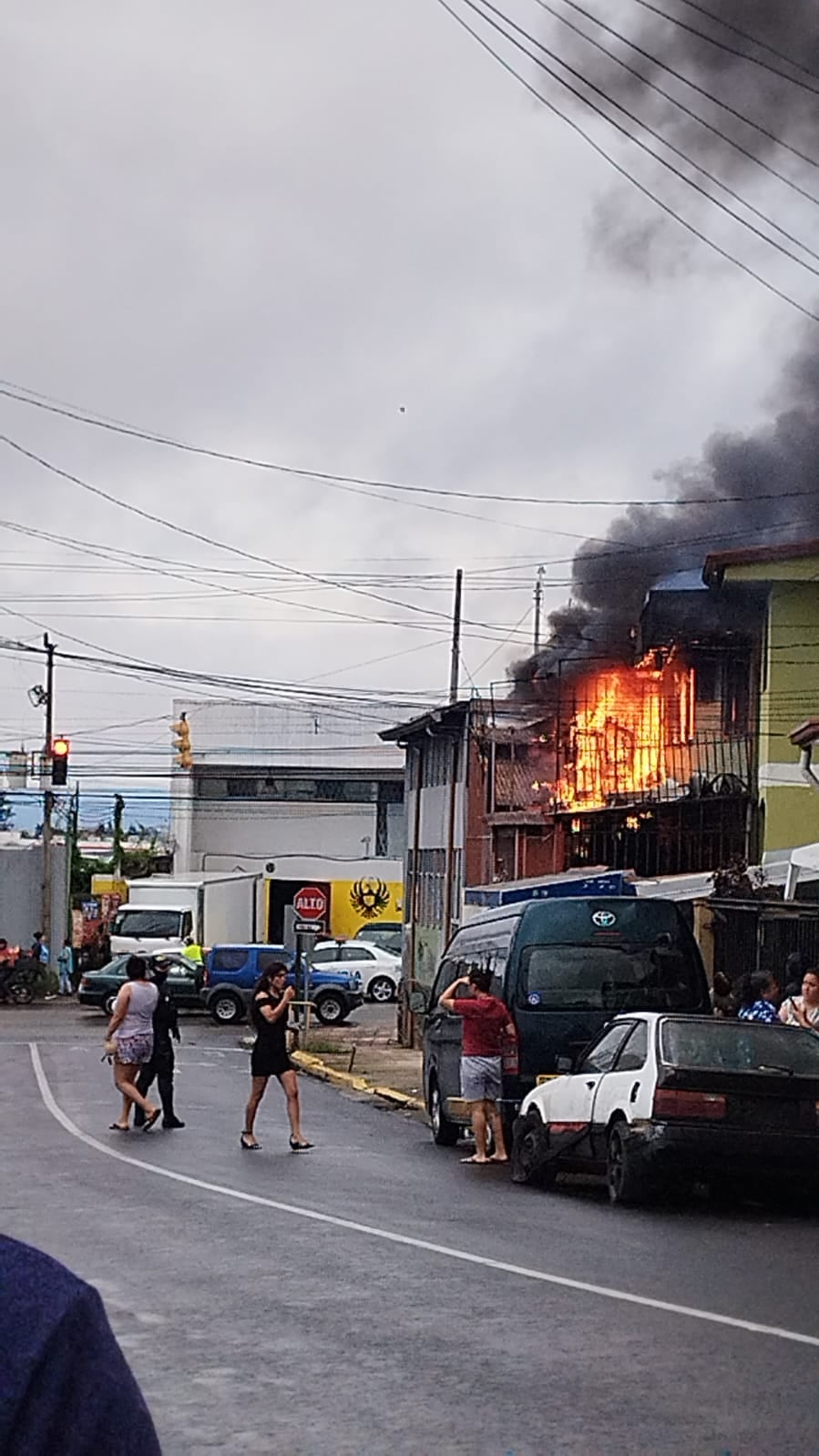 Incendio en dos casas en Guadalupe, Goicoechea frente a centro comercial Delia. Foto: Cortesía