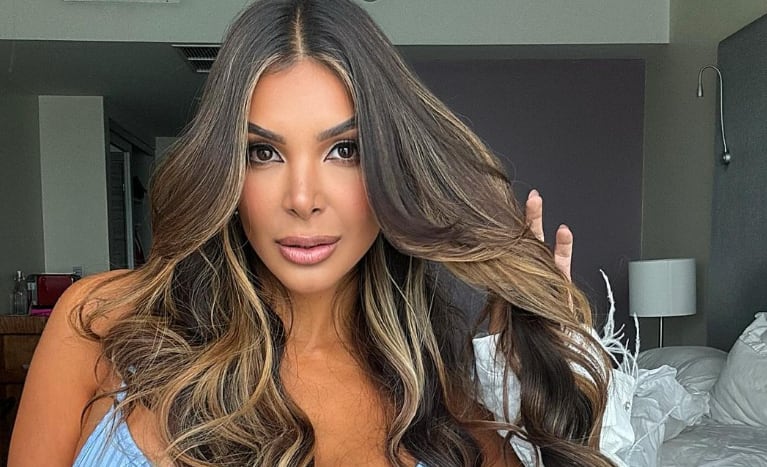 Jalé Berahimi en la apertura de su nuevo y controversial salón de belleza.