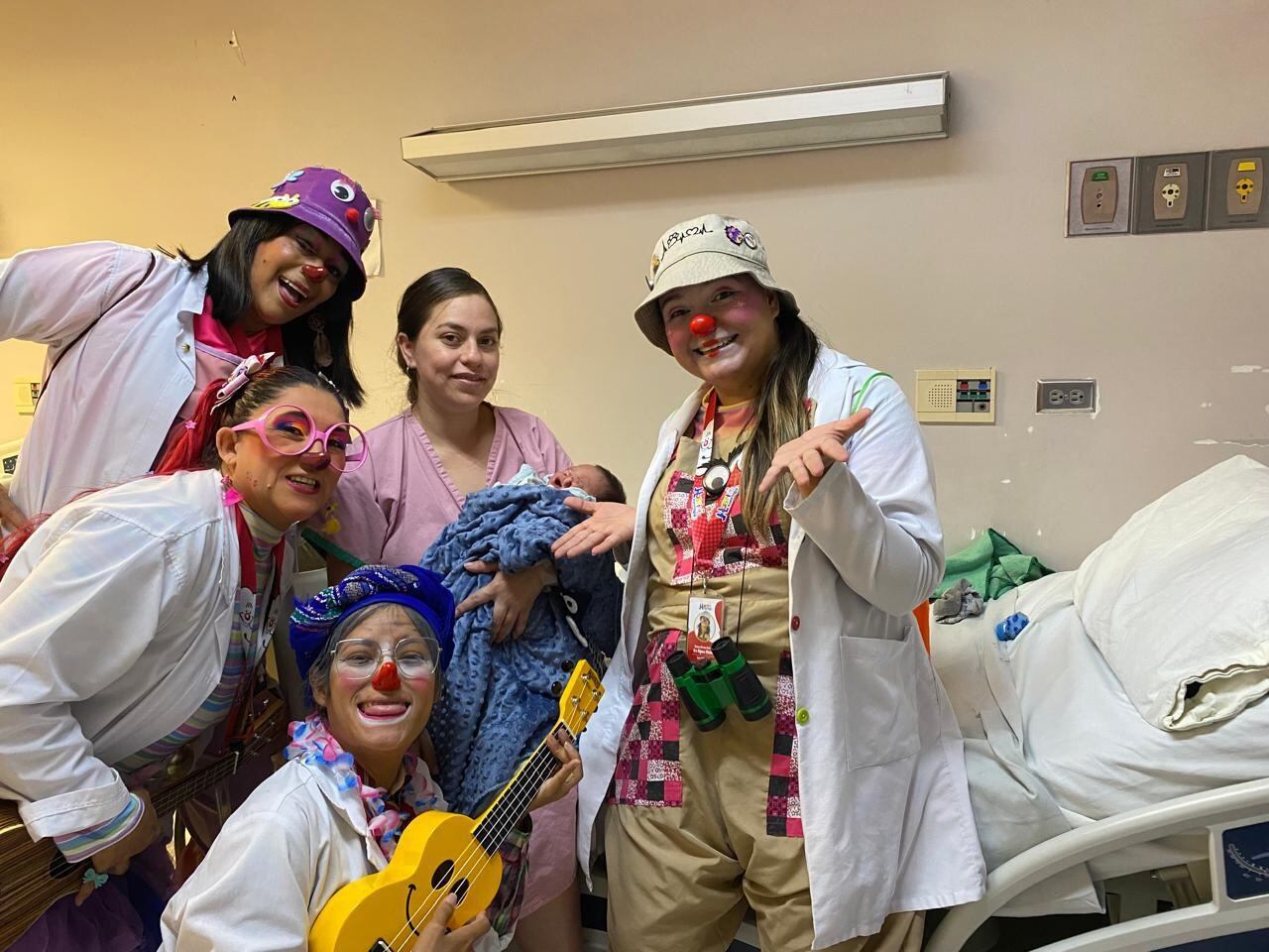 El hospital de las Mujeres celebró el Día de la Madre con la llegada de cuatro bebés durante las primeras horas de este 15 de agosto, así lo confirmó la doctora Ileana Azofeifa Hernández, directora a.i de este establecimiento de salud de la Caja Costarricense de Seguro Social