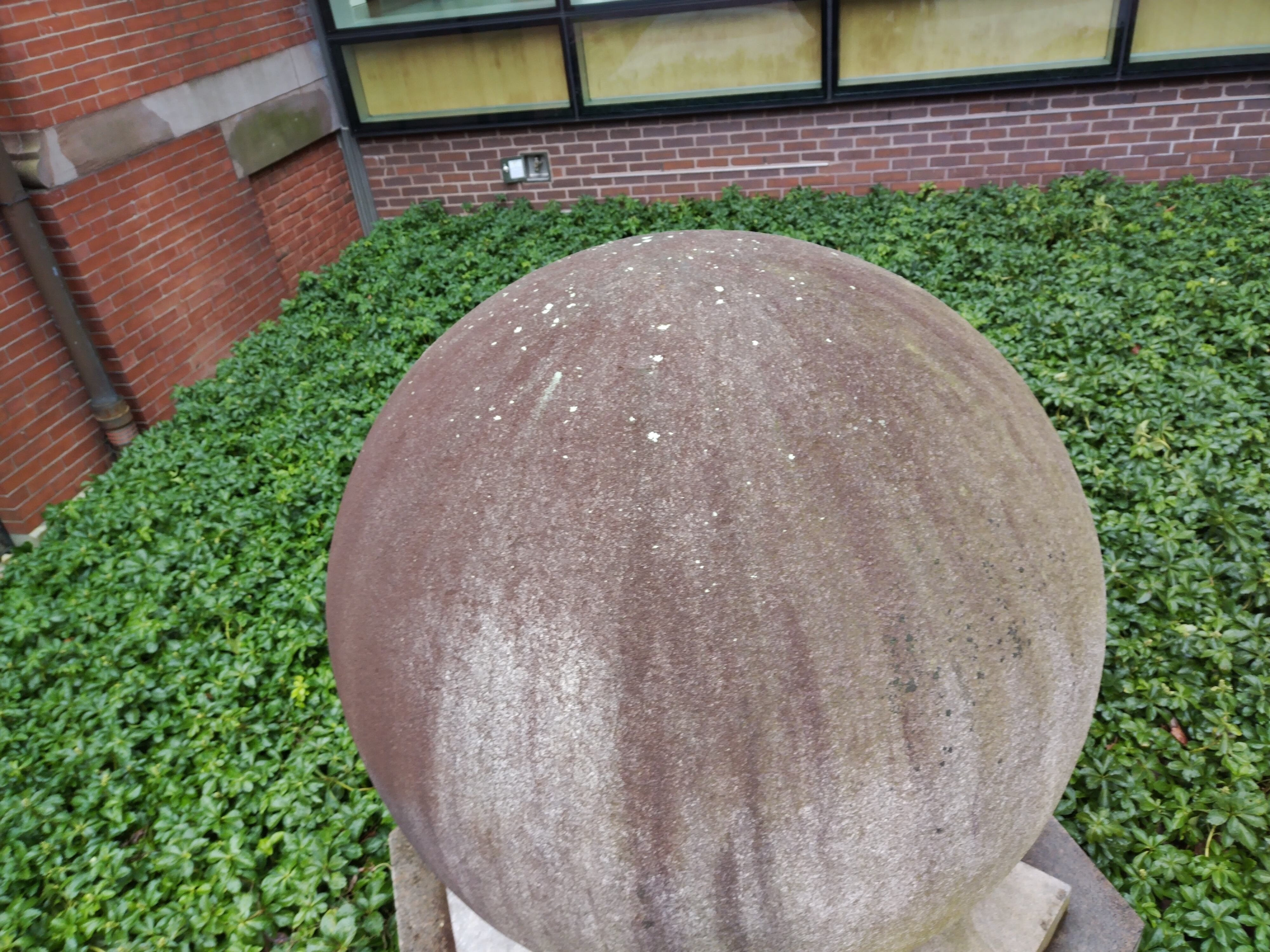 En uno de los jardines de la universidad de Harvard en Boston, Estados Unidos, junto al Peabody Museum of Archaeology and Ethnology, hay una esfera de piedra costarricense desde 1966. La Teja la visitó el martes 6 de marzo del 2024