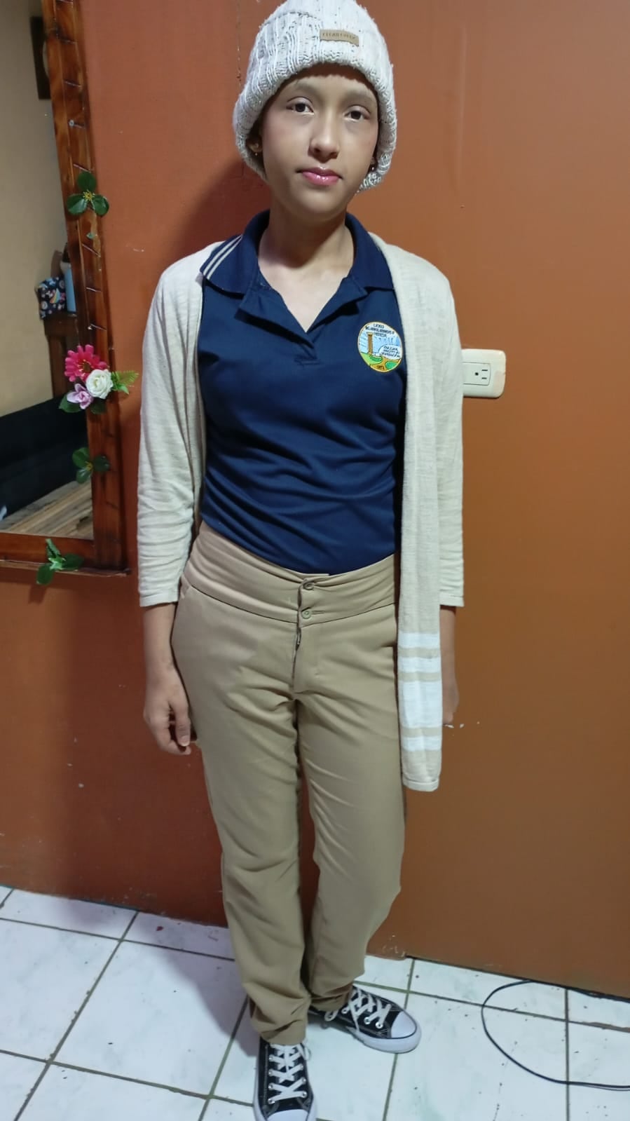 A los 17 años, Angie Zamora Carballo ya sabe lo que significa pelear por la vida. Ni el cáncer le quita el sueño de graduarse del cole y convertirse en azafata