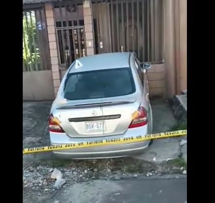 El Nissan Tiida en que viajaba Cascante se fue contra una vivienda. Dos estocadas en el abdomen resultaron letales luego de un aparente asalto. Foto: Cortesía Desampa Denuncia.