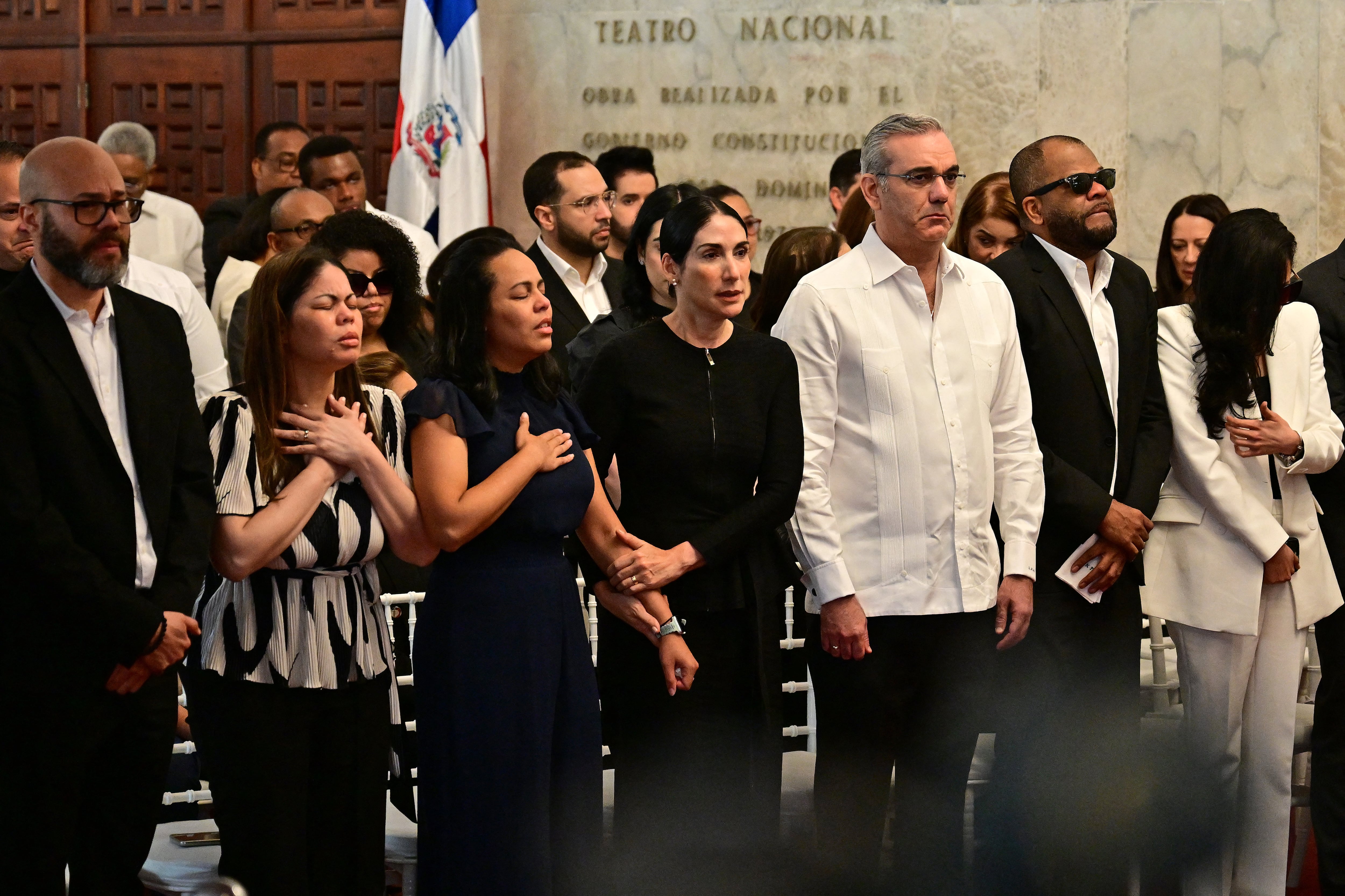 Familiares del cantante Rubby Pérez, el presidente de República Dominicana asisten al velatorio del famoso merenguero, quien falleció tras el derrumbe del techo de la discoteca Jet Set donde se presentaba, en el Teatro Nacional de Santo Domingo. Zulinka Pérez (de blanco y negro) denunció que la salida de emergencia de la discoteca Jet Set estaba cerrada durante el incendio.