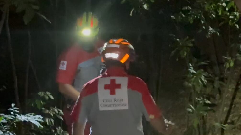 Con cuerdas tratan de salvar a dos adolescentes que estarían en una alcantarilla, Tibás. Foto: Cruz Roja