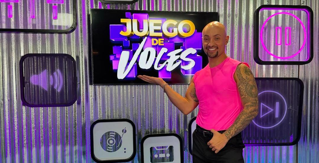 Michael Rubí, bailarín, en el programa Juego de Voces de Televisa.