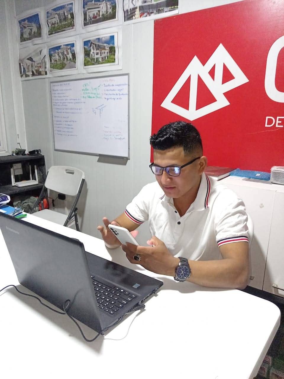 Alexander Cano dejó Nicaragua con un título de ingeniero agrónomo bajo el brazo y apenas el dinero para el pasaje. En Costa Rica aceptó cualquier trabajo honrado hasta volver a ejercer su profesión