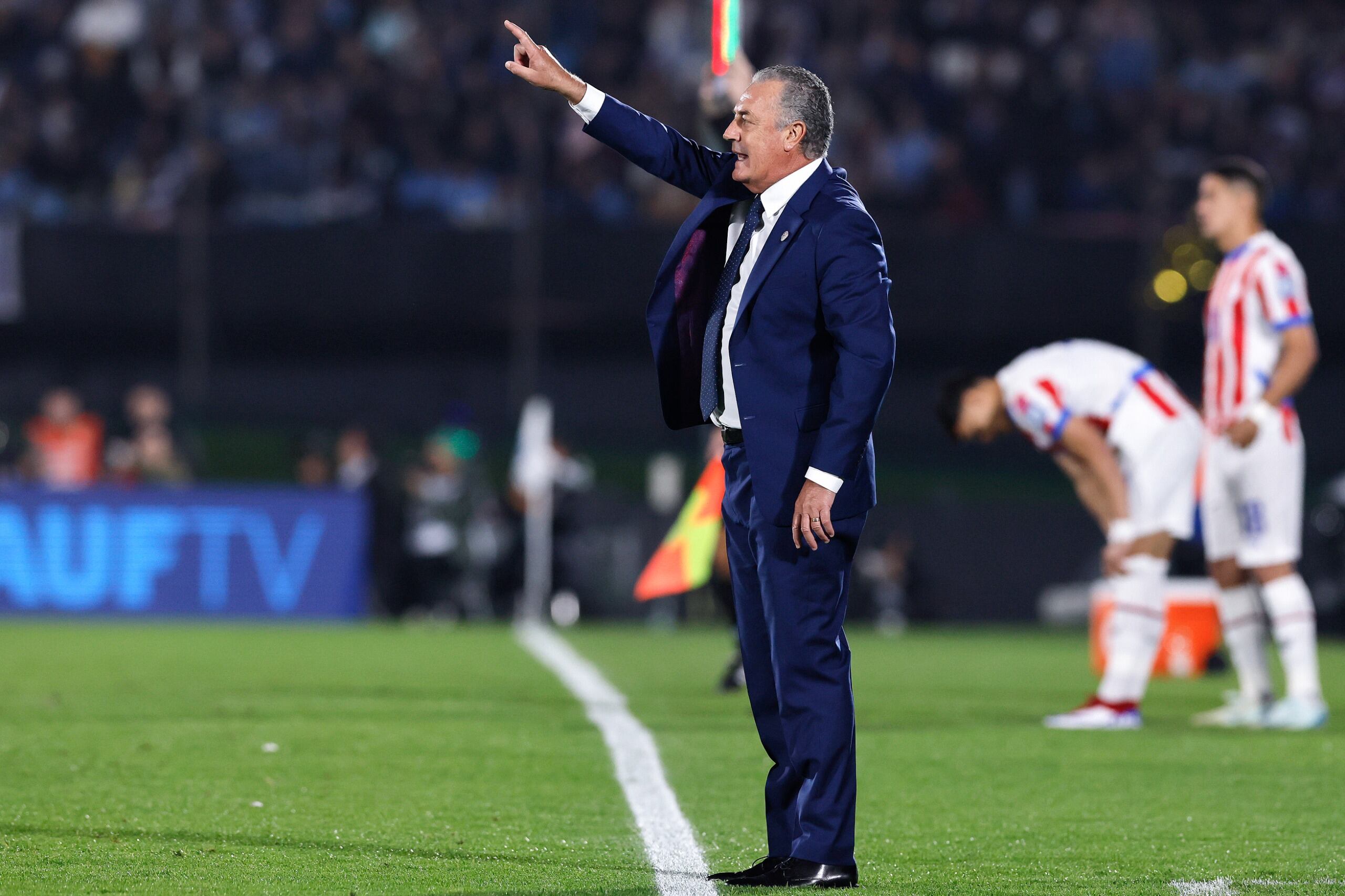 Gustavo Alfaro no paró de dar instrucciones durante el partido. Foto: X @Albirroja