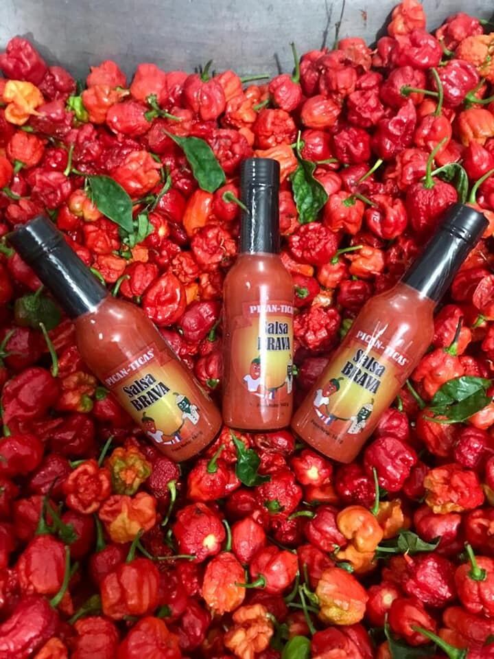 Doña Mirley Fernández González, quien tiene 55 años, comenzó en el 2009 a producir ella solita las chileras Pican-Ticas que ahora se venden hasta en supermercados