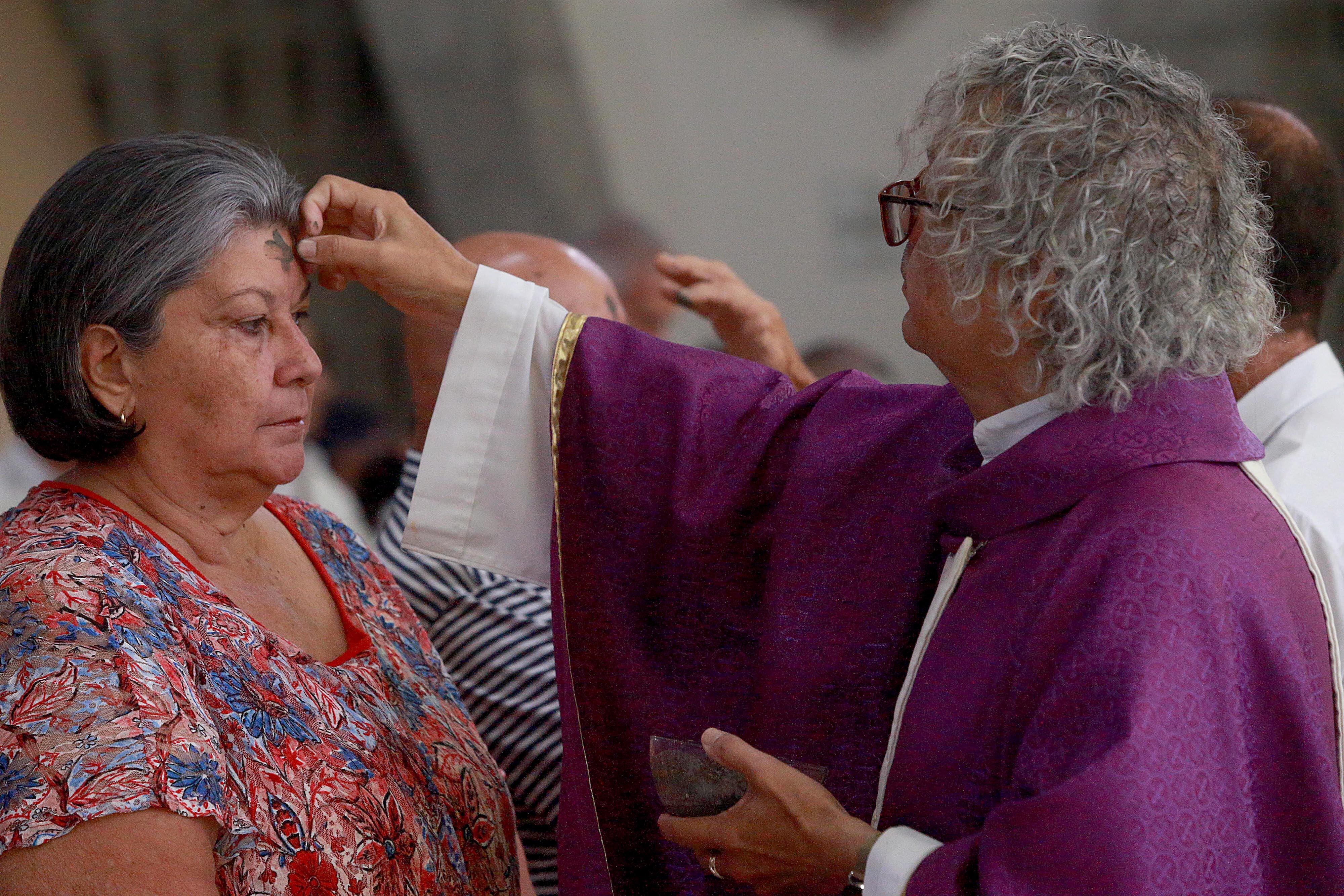 14/02/2023    Turrialba. Este miércoles se celebró la tradicional Misa de Ceniza, ceremonia que marca el inicio de la Cuaresma, un periodo de cerca de 40 días durante el cual las personas católicas se preparan para la Pascua de la muerte y resurección de Jesús. En la parroquia San Buenaventura, de este cantón cartaginés, fue el vicario Luis Arce fue quien presidió la eucaristía y además él mismo, con la colaboración de tres ministros de la Eucaristía, se encargó de signar con la cruz en la frente de los fieles. Foto: Rafael Pacheco Granados